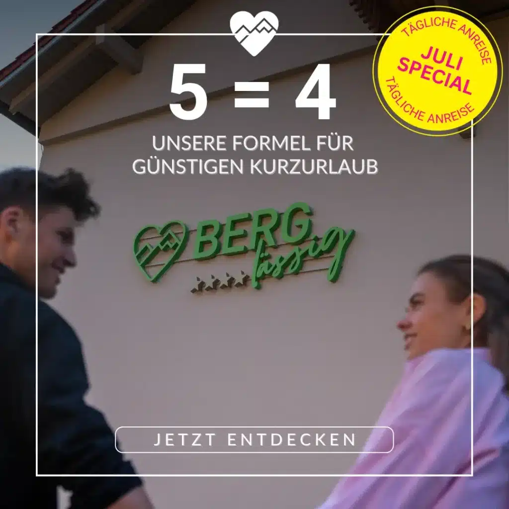 Ein lächelndes Paar vor einem Gebäude mit dem Schild "Berg lässig"; der Text wirbt für ein 5=4-Reiseangebot.