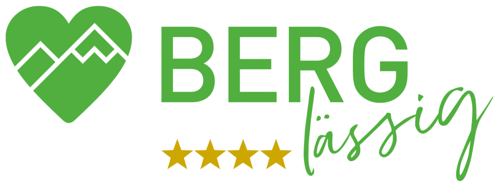 Grünes Herz mit Bergmotiv, Schriftzug „BERG lässig“ und darunter vier gelbe Sterne.