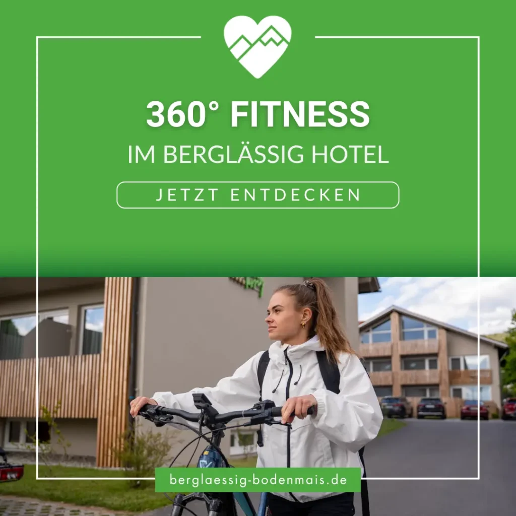 Frau in weißer Jacke mit Fahrrad steht vor einem modernen Hotel mit grüner 360°-Fitnessanzeige darüber.