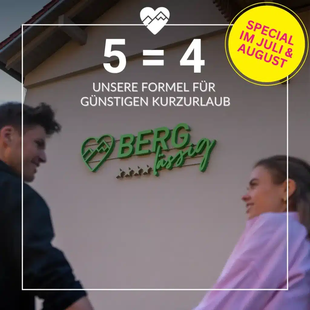 Ein Paar lächelt in der Nähe eines Gebäudes mit dem Schild "BERG lässig"; der Text wirbt für ein 5=4-Sommer-Sonderangebot.
