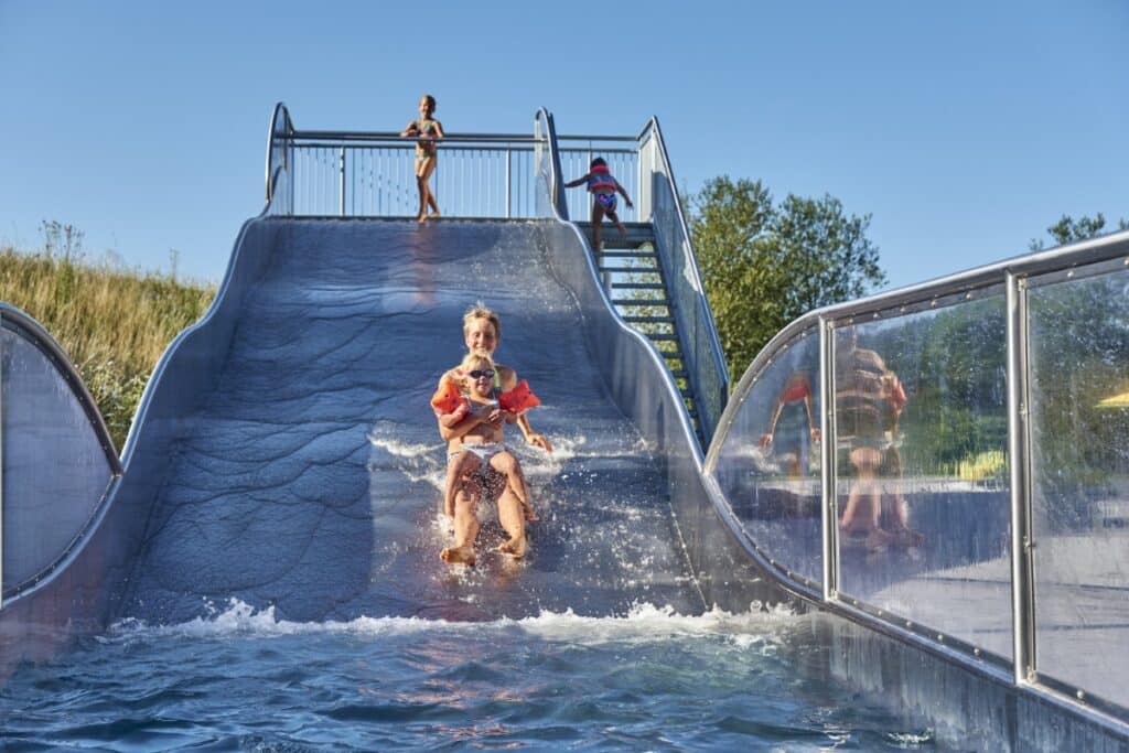 Kinder auf der Wasserrutsche im Silberbergbad Bodenmais