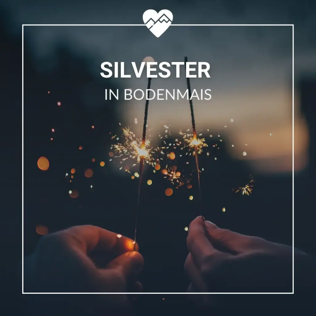 Zwei Hände halten Wunderkerzen mit Bokeh-Lichtern, darüber der Text "Silvester in Bodenmais".