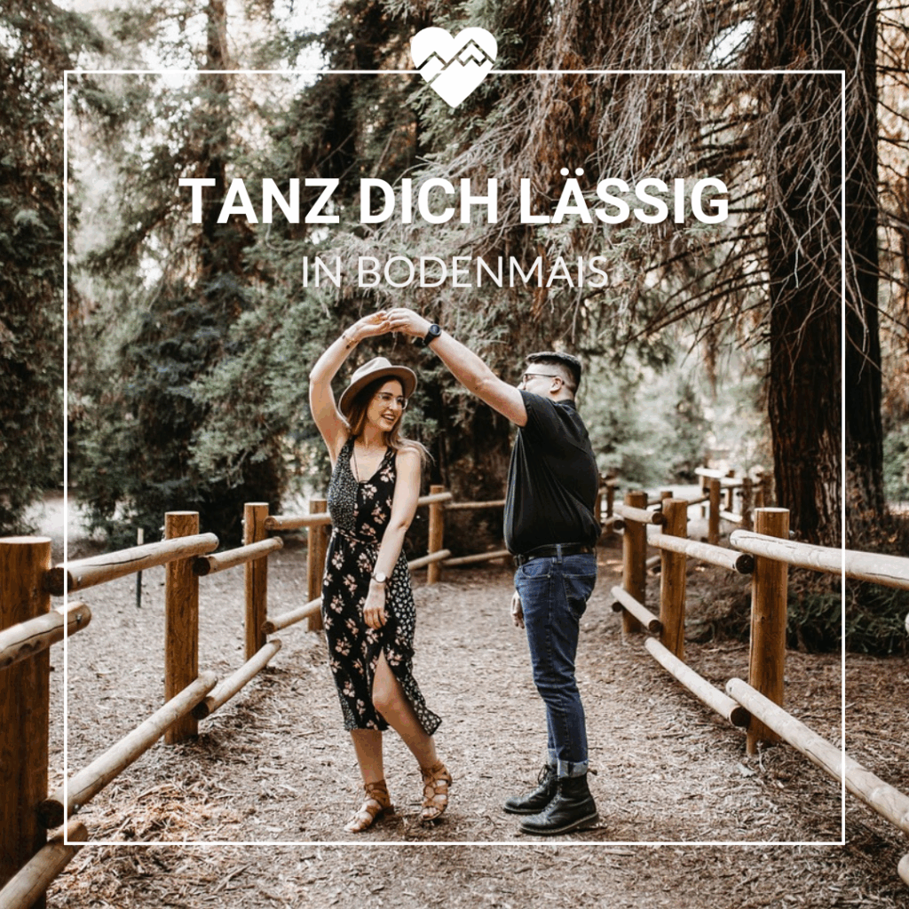Ein Paar tanzt auf einem Waldweg, lächelnd, mit dem Text "Tanz dich lässig in Bodenmais" darüber.