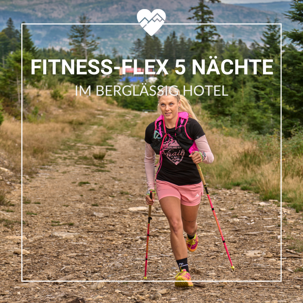 Frau beim Wandern mit St&ouml;cken auf einem felsigen Pfad; Text: "Fitness-Flex 5 N&auml;chte im Bergl&auml;ssig Hotel.