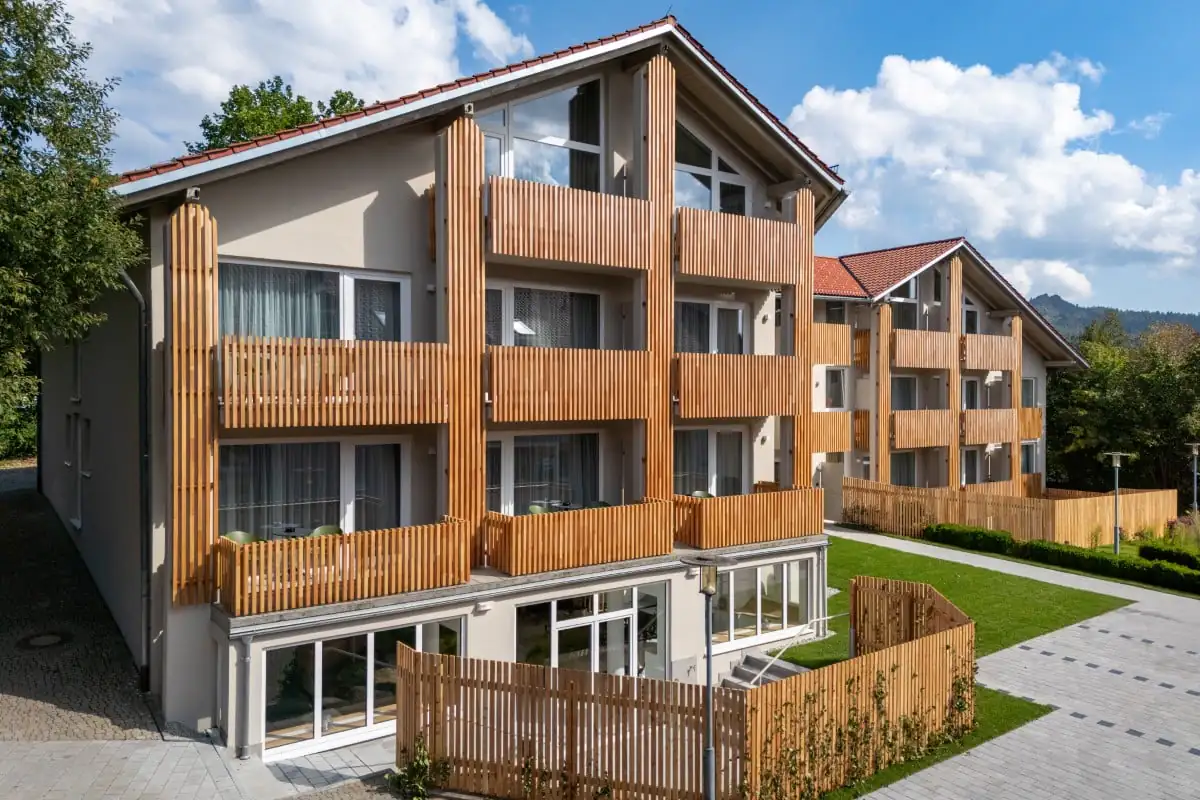 Außenansicht und Portrait des BERGlässig Hotel Bodenmais