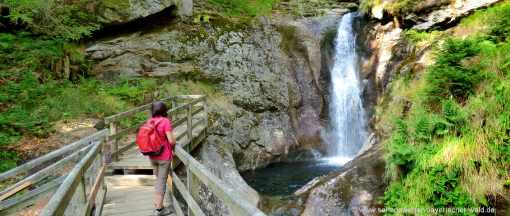 bodenmais-hochfall-bayerischer-wald-wanderziele-wasserfall-holzbruecke-panorama-1400