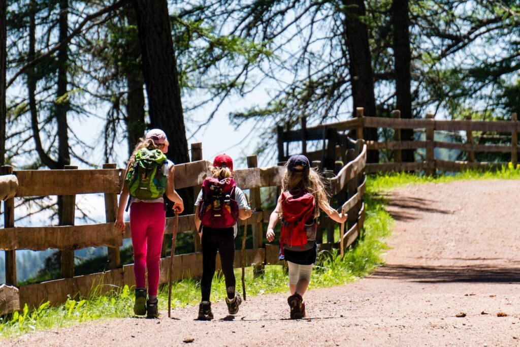 Familie beim Wandern im Bayerischen Wald