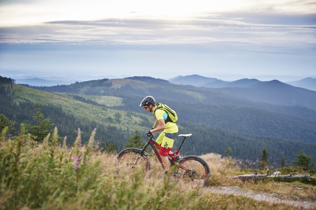 Biker auf Panoramaweg über Bodenmais