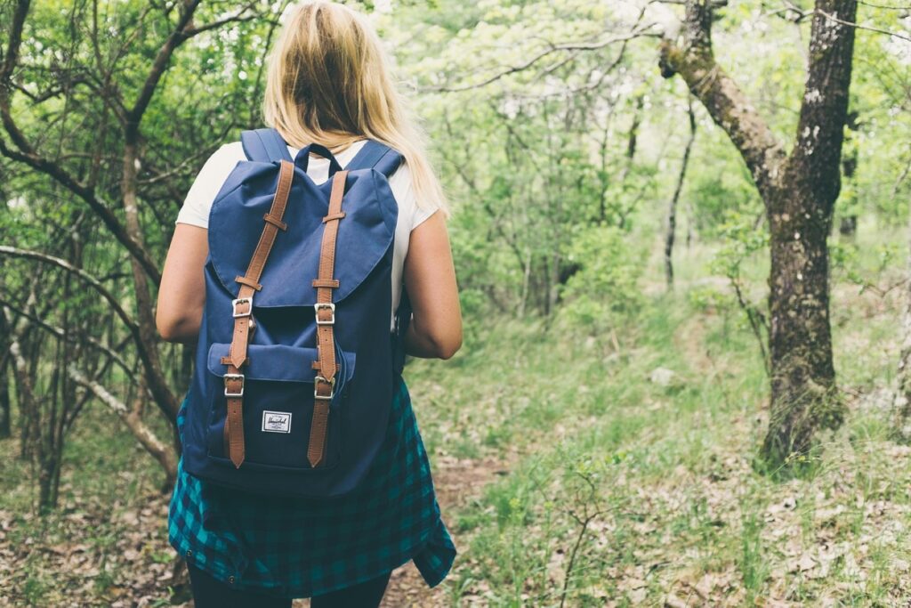 Wanderin auf dem Waldweg