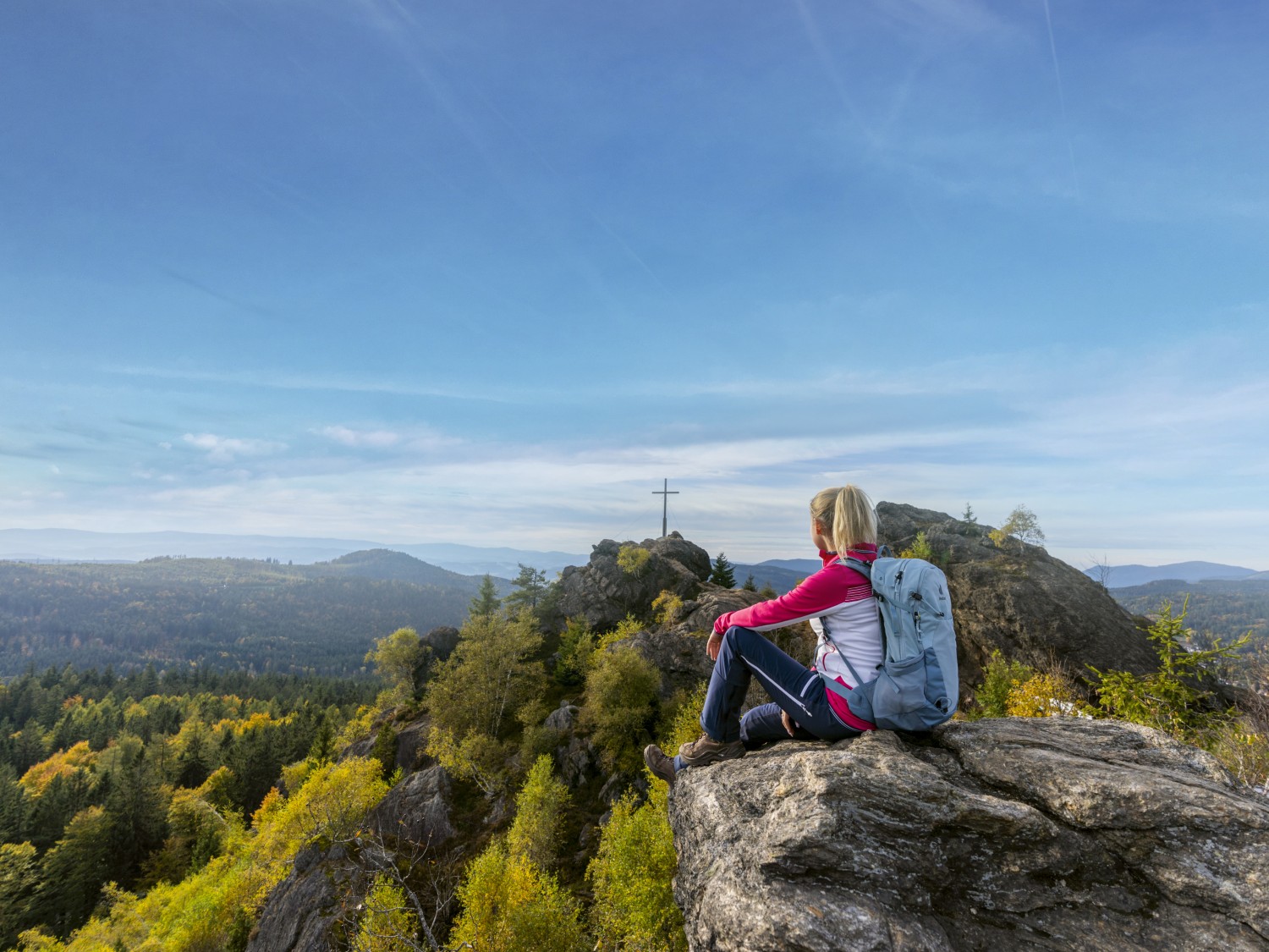 Wanderer auf dem Weg zum Silberberg bei Bodenmais im Bayerischen Wald