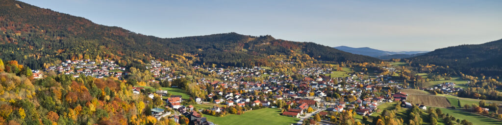 Herbstliches Panorama über Bodenmais im Bayerischen Wald
