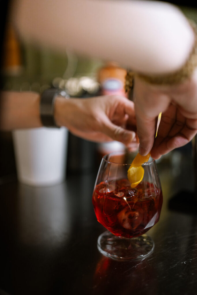 Cocktail wird an der BERGlässig Bar zubereitet