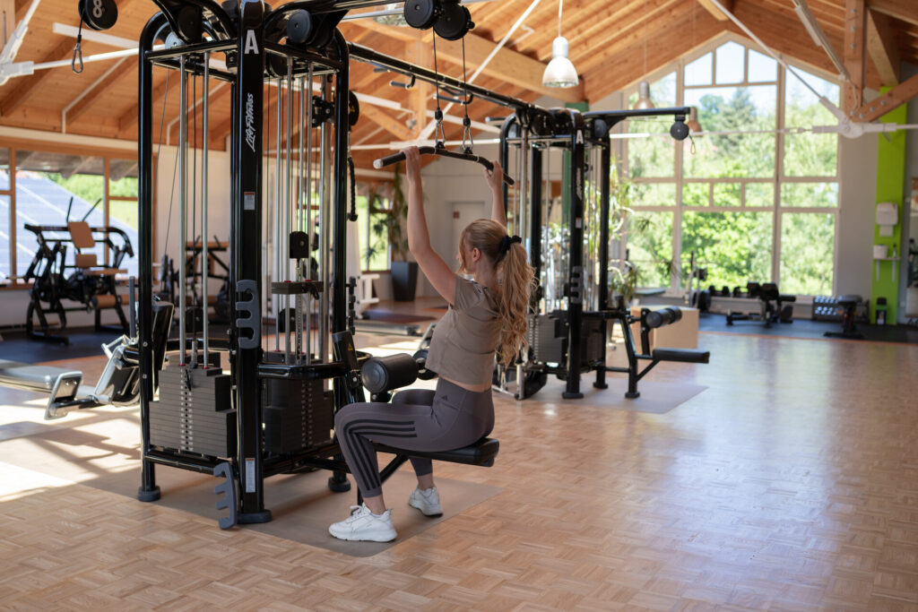 Frau trainiert im Fitnessstudio neben dem BERGlässig Hotel Bodenmais