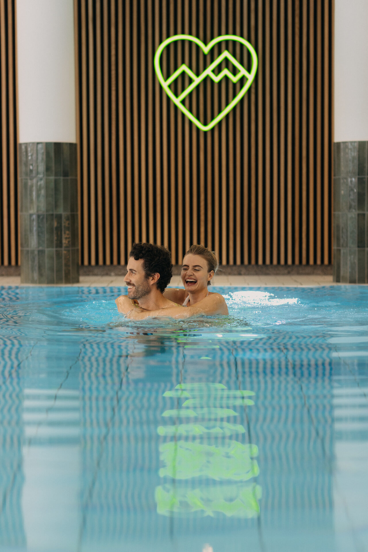 Paar im Innenpool des BERGlässig Hotel Bodenmais