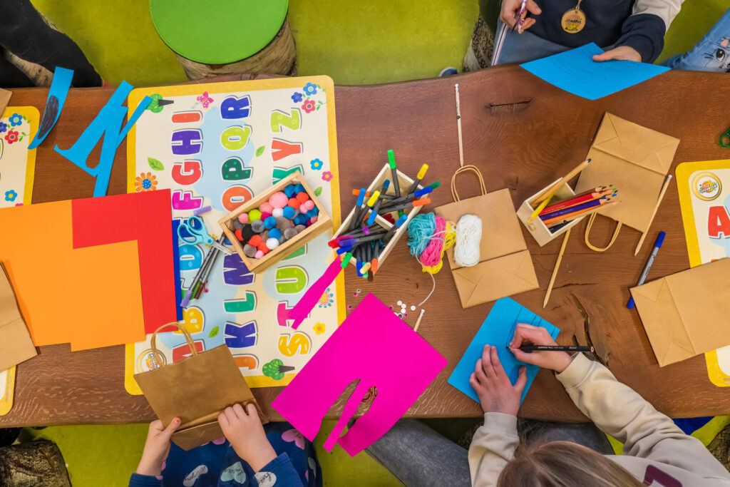 Kinder beim Basteln im Kinderprogramm ErlebnisWoid in Bodenmais