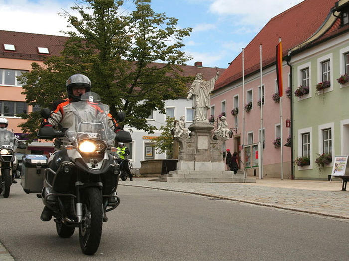 Motorradfahrer auf einer Tour über die Grenze nach Tschechien