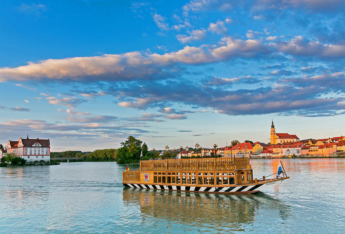 Fluss und Stadtkulisse im Passauer Land