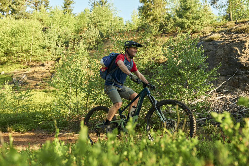 Mountainbiker auf einem Waldweg bei Bodenmais