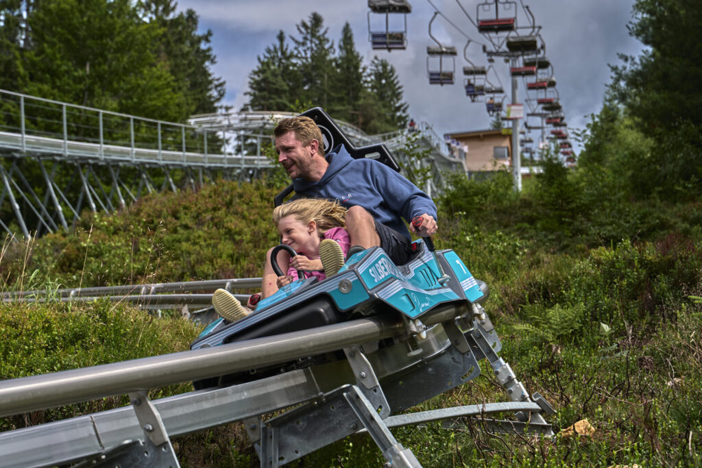 Familie im Silberberg-Coaster in Bodenmais