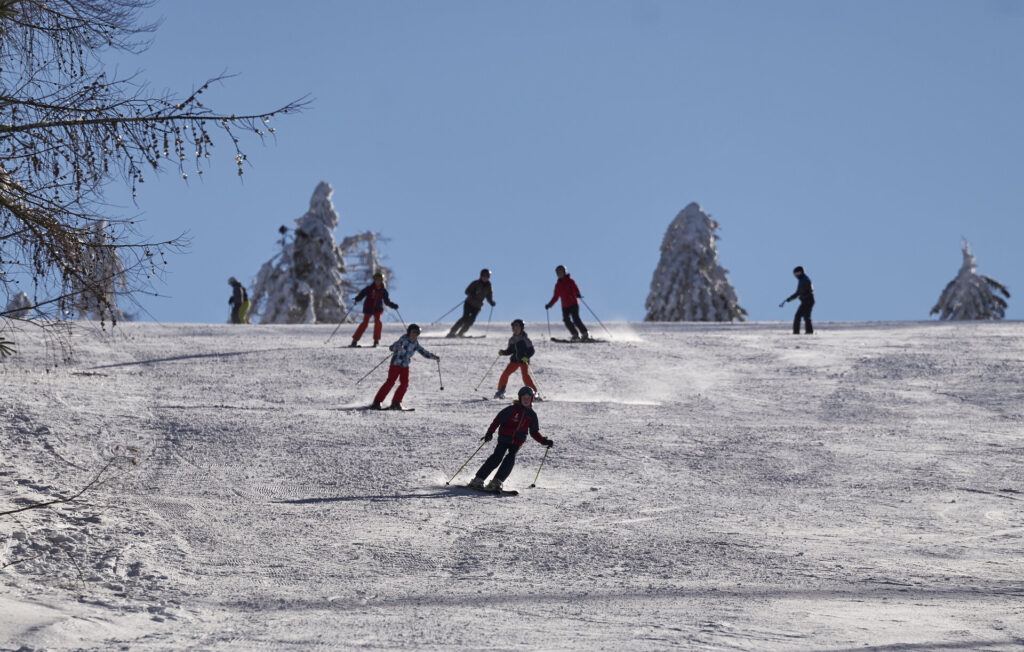 Skifahrer auf der Piste am Silberberg in Bodenmais